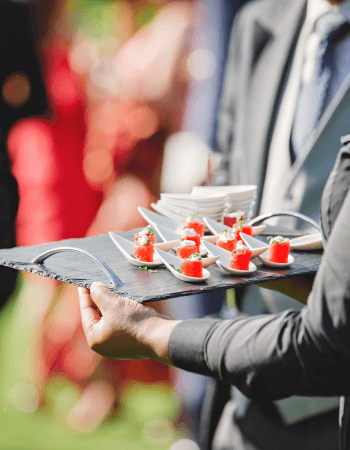 Fliegendes Buffet auf elegantem Tablett